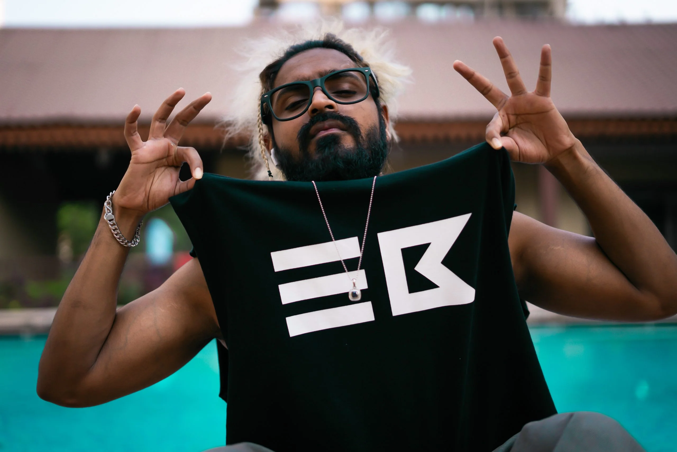 EB BIG LOGO BLACK SLEEVELESS TEE - Image 3